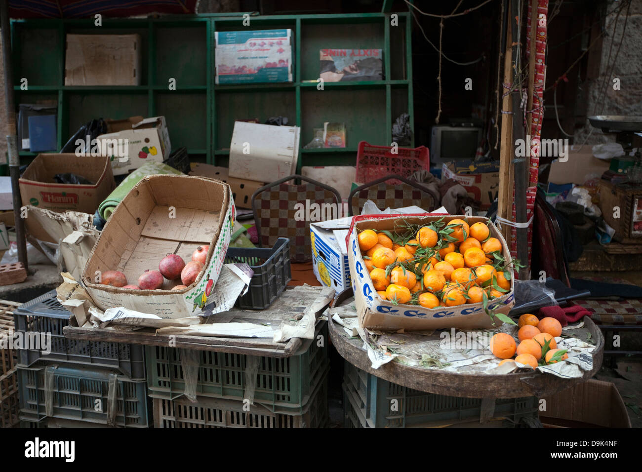 Melagrane e arance in scatole in un mercato di Khan al-Khalili Il Cairo, Egitto Foto Stock
