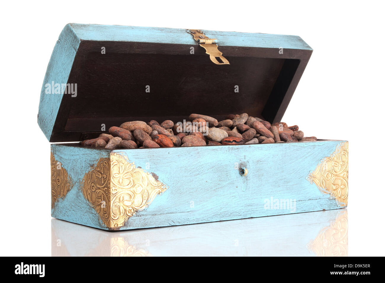 Scatola di legno con chicchi di cacao Foto Stock