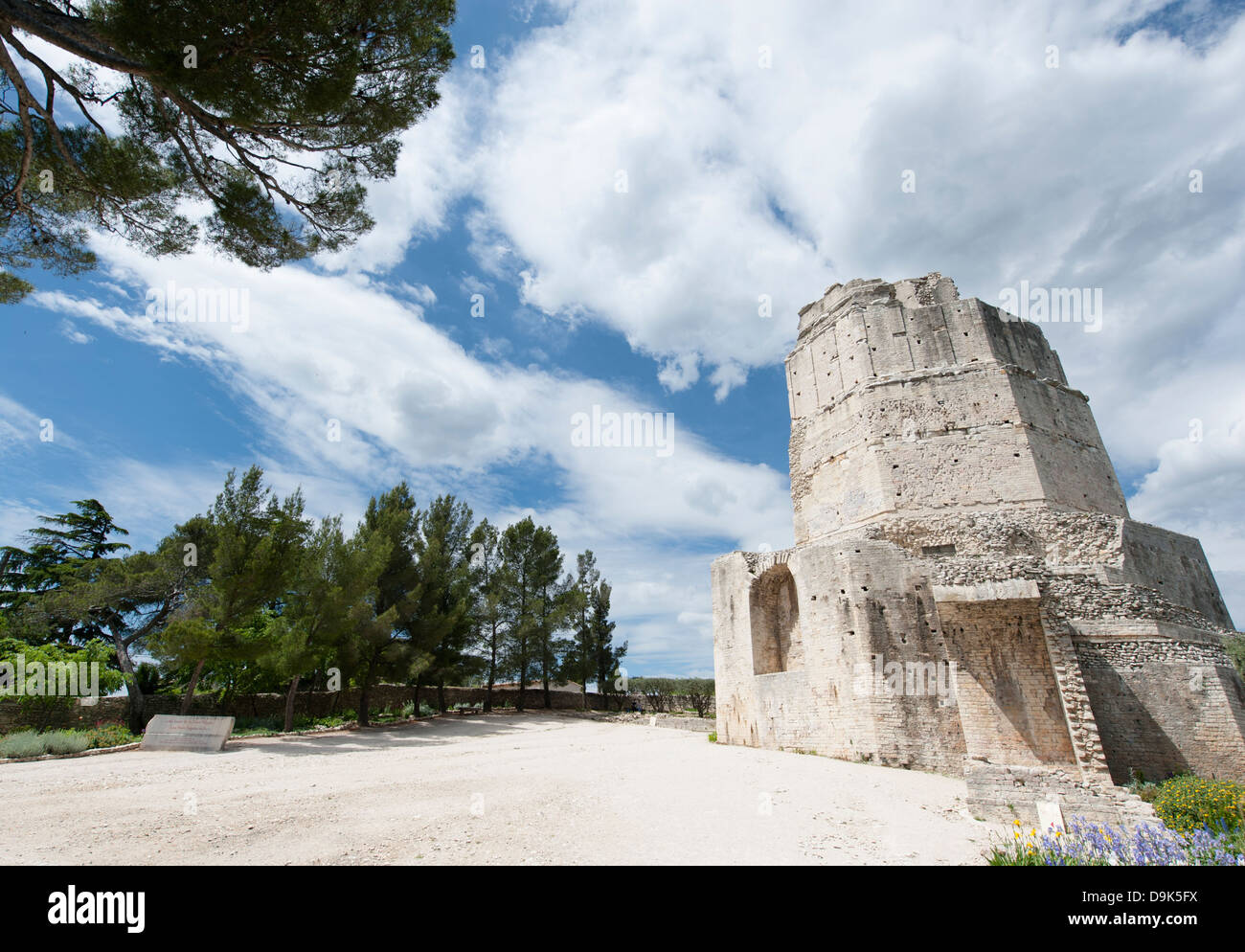 Tour Magne, torre romana e punto di riferimento nei Jardins de la Fontaine, Nîmes, Gard, Languedoc, Francia Foto Stock