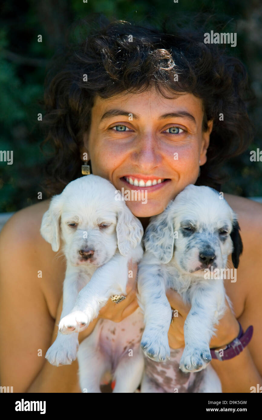 Una giovane ragazza con un cane cuccioli di Setter inglese razza Foto Stock
