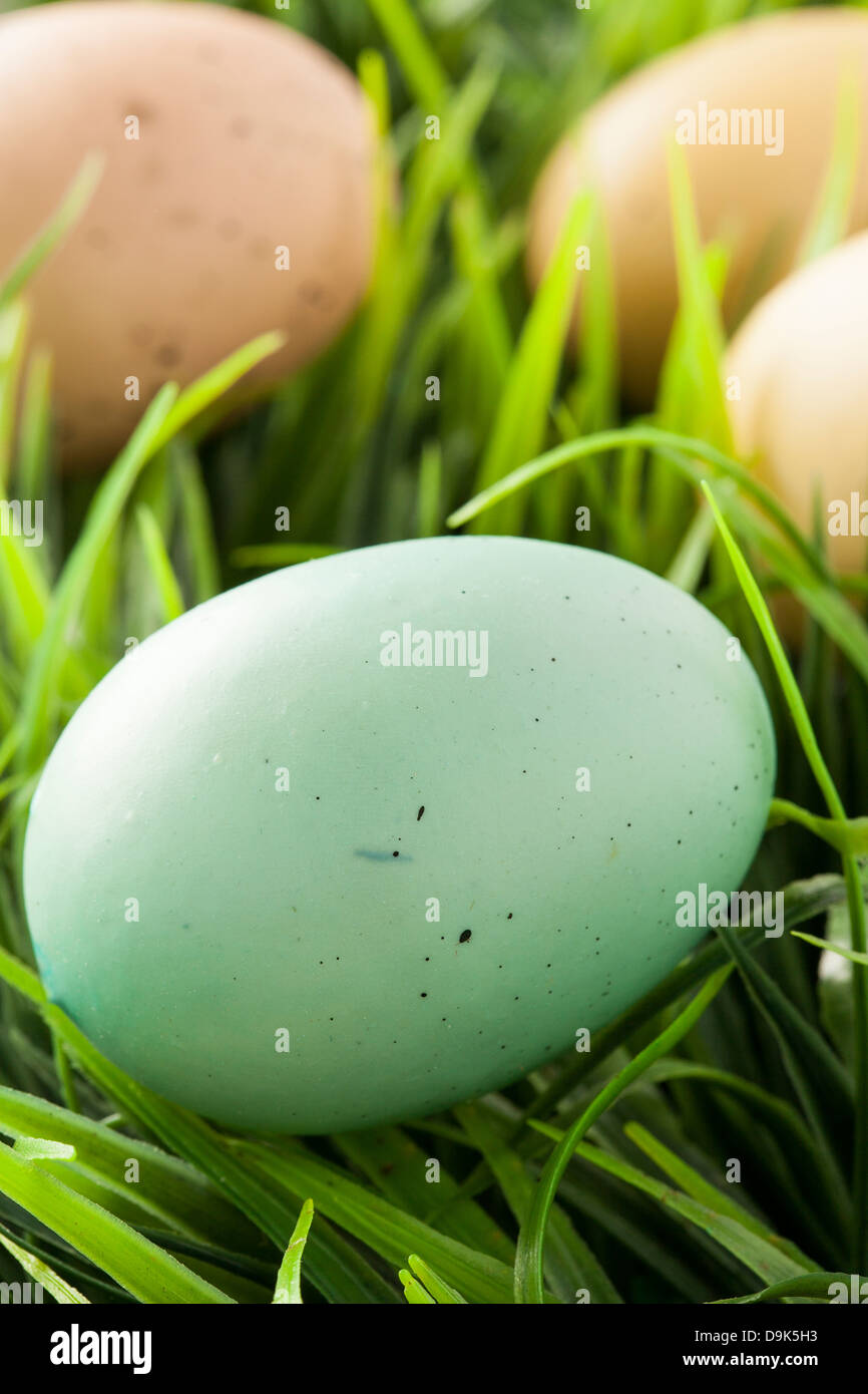 Tinte colorate Uova di Pasqua pronto per la primavera Foto Stock