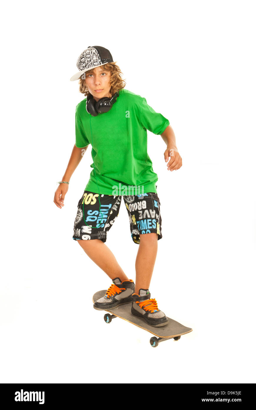 Raffreddare il ragazzo adolescente su skateboard isolati su sfondo bianco Foto Stock