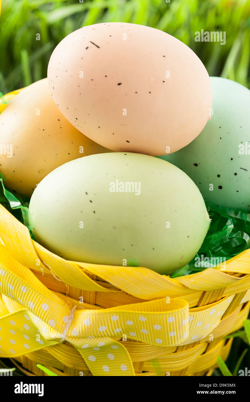 Tinte colorate Uova di Pasqua pronto per la primavera Foto Stock