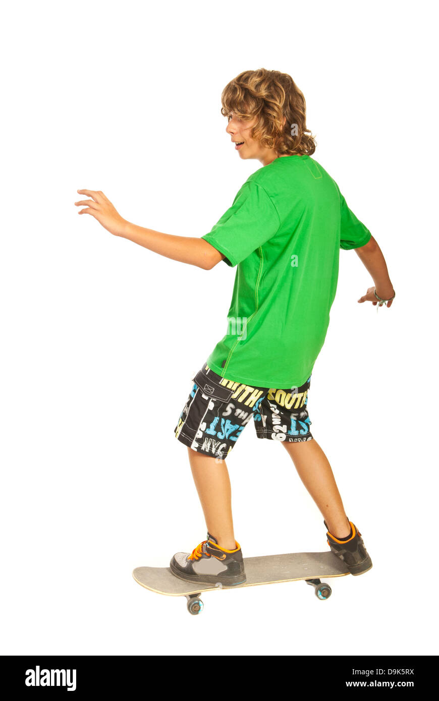 Felice adolescente su skateboard isolati su sfondo bianco Foto Stock