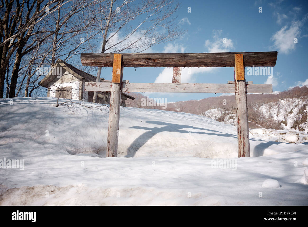 Piccolo Santuario ancora coperte di neve durante la molla esterna Kuroyu a Nyuto Onsen, Akita, Giappone Foto Stock