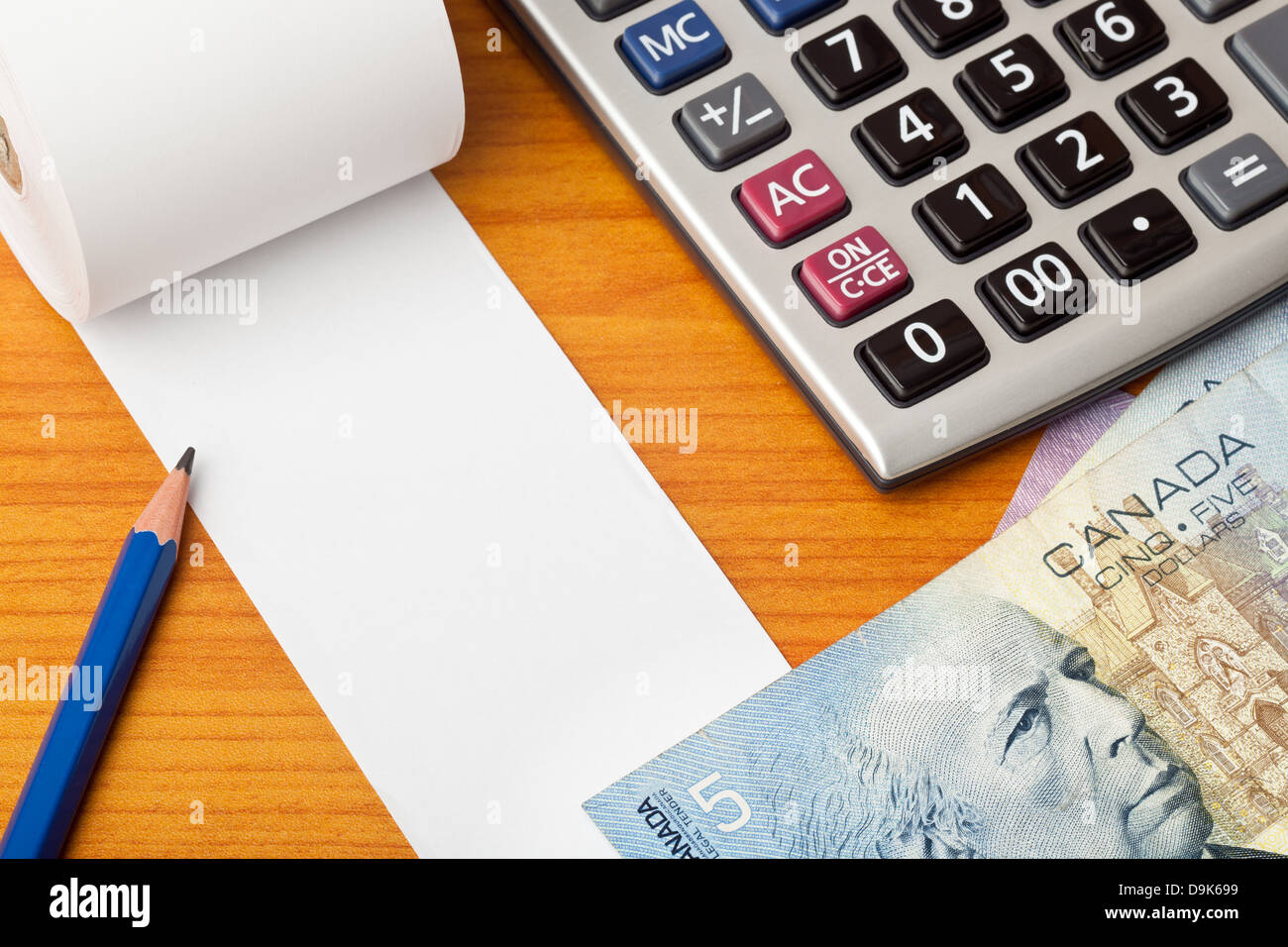 Elenco vuoto con la Canadian soldi,calcolatrice e matita su un tavolo Foto Stock