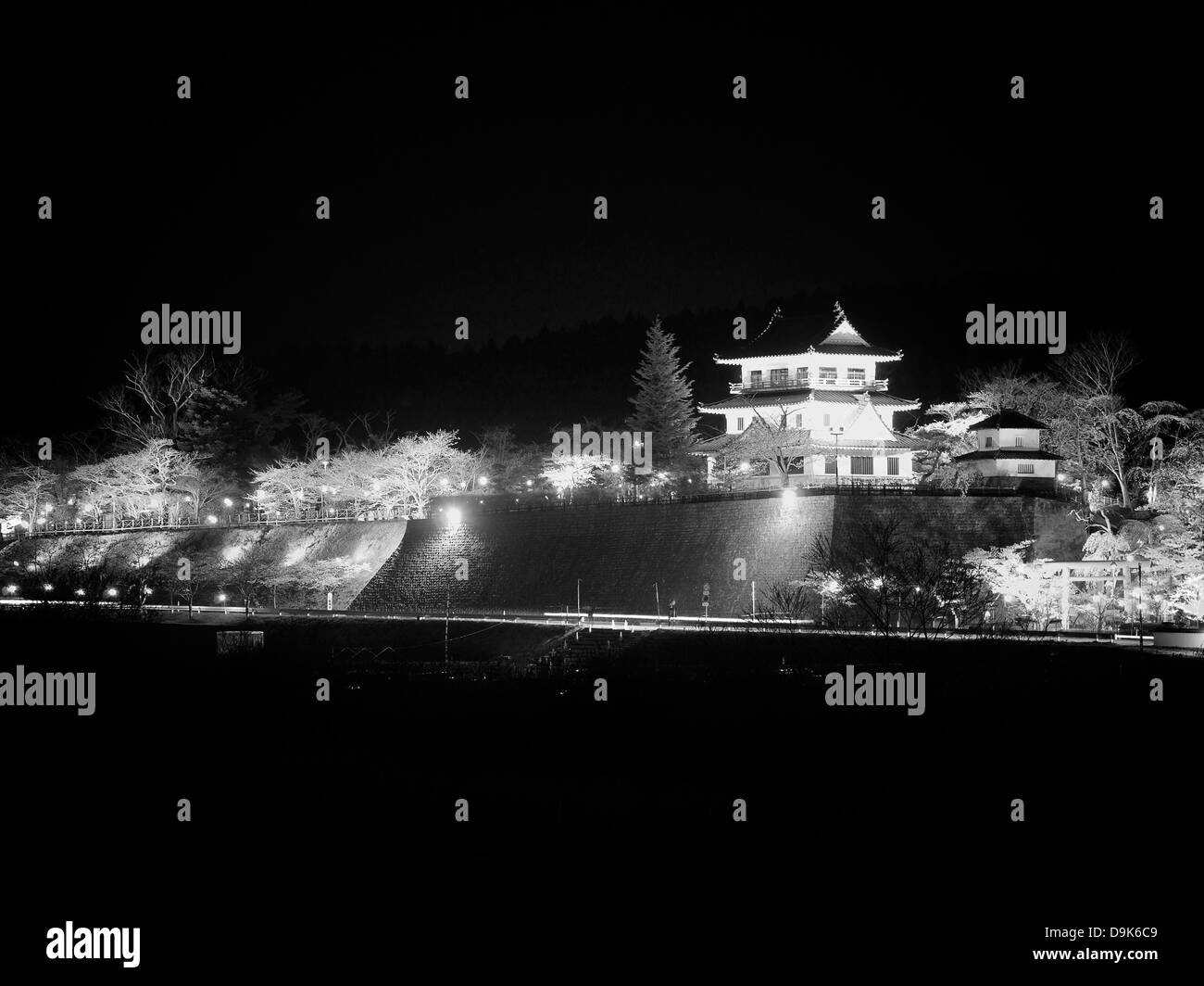 Il castello di Wakuya indipendente alto illuminata di notte durante la fioritura dei ciliegi stagione Foto Stock