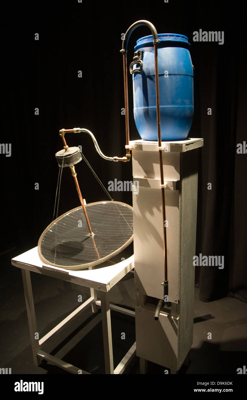 Alimentato con energia solare purificatore di acqua studente di arte e design project, Arte e Design Corso di fondazione, Suffolk nuovo collegio, Ipswich, Eng Foto Stock