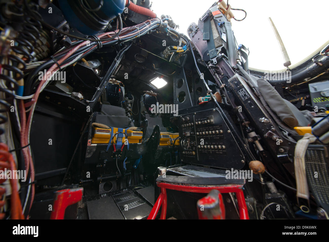 Canberra guerra fredda degli anni sessanta RAF cockpit degli aerei a Bruntingthorpe airfield leicestershire in Inghilterra Foto Stock