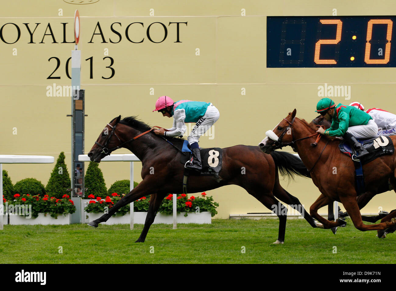 Ascot, Regno Unito. Xx Giugno, 2013. Telecomando, cavalcato da William Buick (cappello rosa) conquista il terzo centenario picchetti (ex Hampton Court Stakes) (gruppo 3). Credito: Lajos-Eric Balogh/turfstock.com/dpa/Alamy Live News Foto Stock