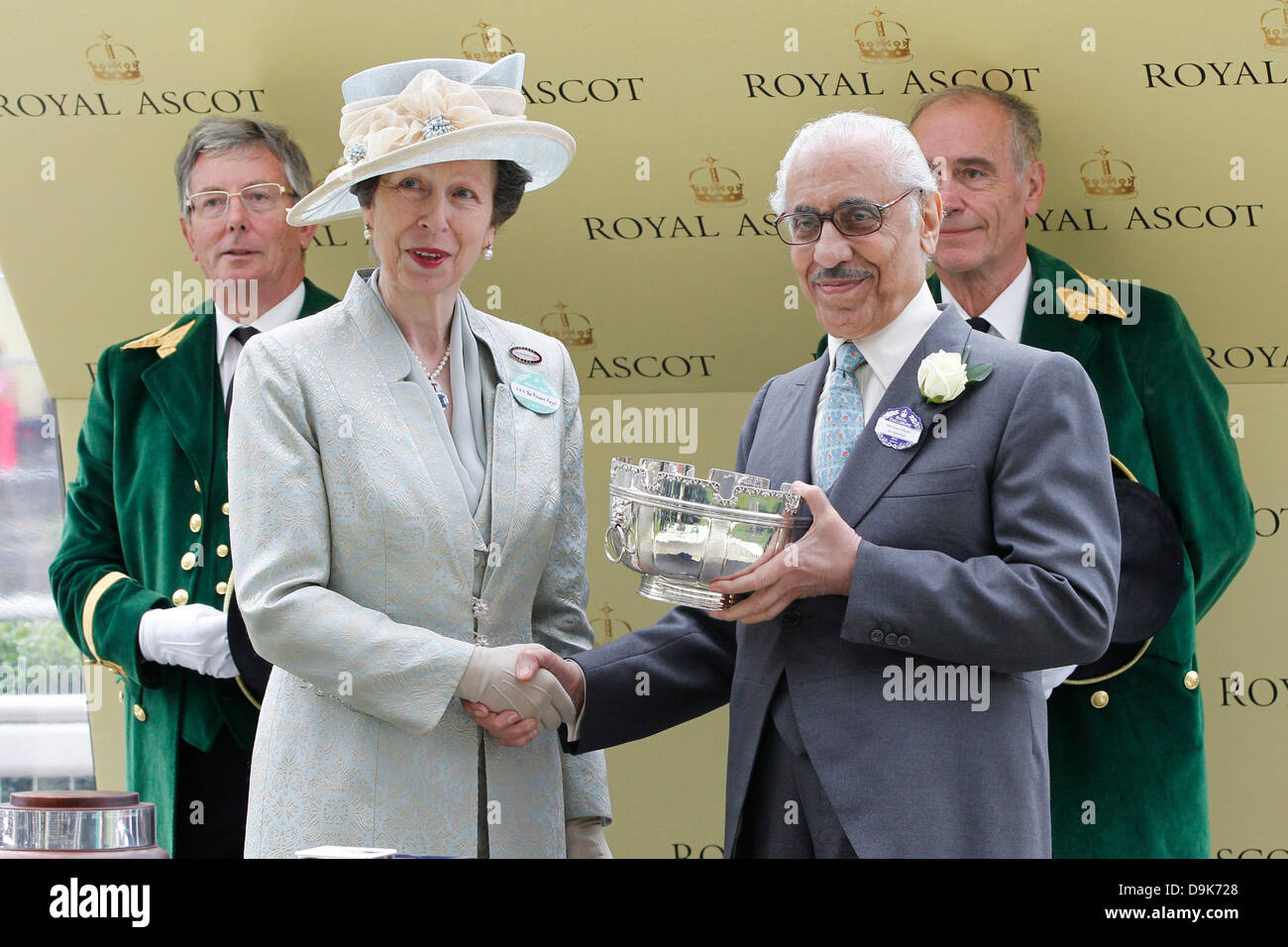 Ascot, Regno Unito. Xx Giugno, 2013. Presentazione dei vincitori con la principessa Anne (Anne Elizabeth Alice Louise) e il Principe Khalid Bin Abdullah (proprietario di aziende agricole Juddmonte) dopo aver vinto il Ribblesdale picchetti (gruppo 2) con Rispote. Credito: Lajos-Eric Balogh/turfstock.com/dpa/Alamy Live News Foto Stock