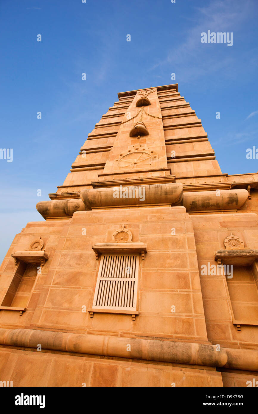 Basso angolo vista del tempio, Mulagandha Kuti Vihar tempio, Sarnath, Varanasi, Uttar Pradesh, India Foto Stock