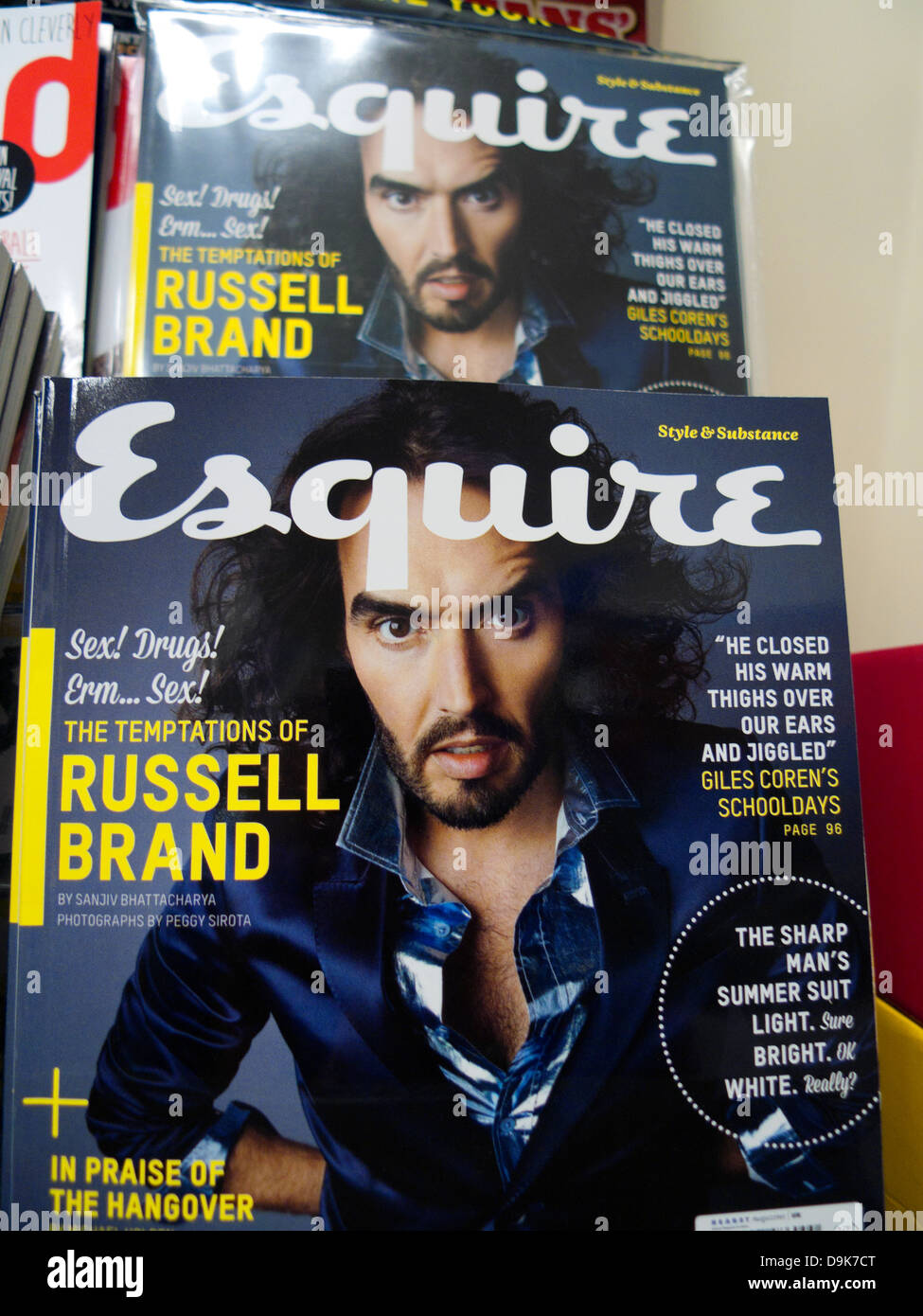 Russell Brand in primo piano sulla copertina di Esquire Magazine per la vendita su un piedistallo di notizie Gran Bretagna UK Giugno 2013 KATHY DEWITT Foto Stock