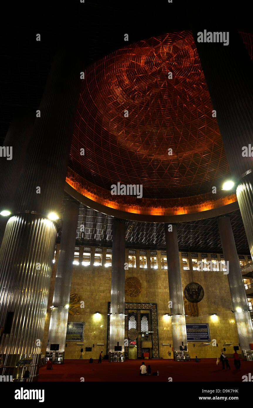 Interno della Moschea Istiqlal o Masjid Istiqlal - la più grande moschea nel sud-est asiatico, Giacarta, Java, Indonesia Foto Stock