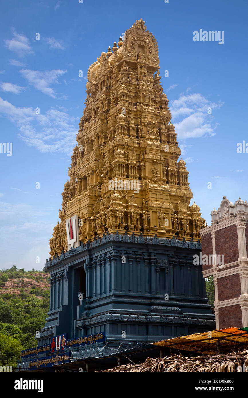 Basso angolo di visione di un tempio, Simhachalam tempio, Visakhapatnam, Andhra Pradesh, India Foto Stock