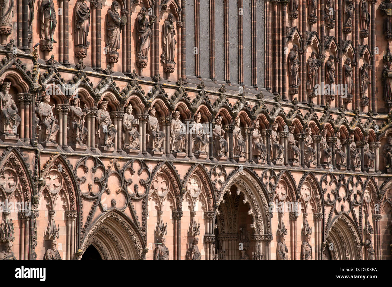 Ornati in fronte ovest di Lichfield Cathedral Inghilterra che mostra le statue di Re ristrutturato in epoca vittoriana da Sir George Gilbert Scott Foto Stock