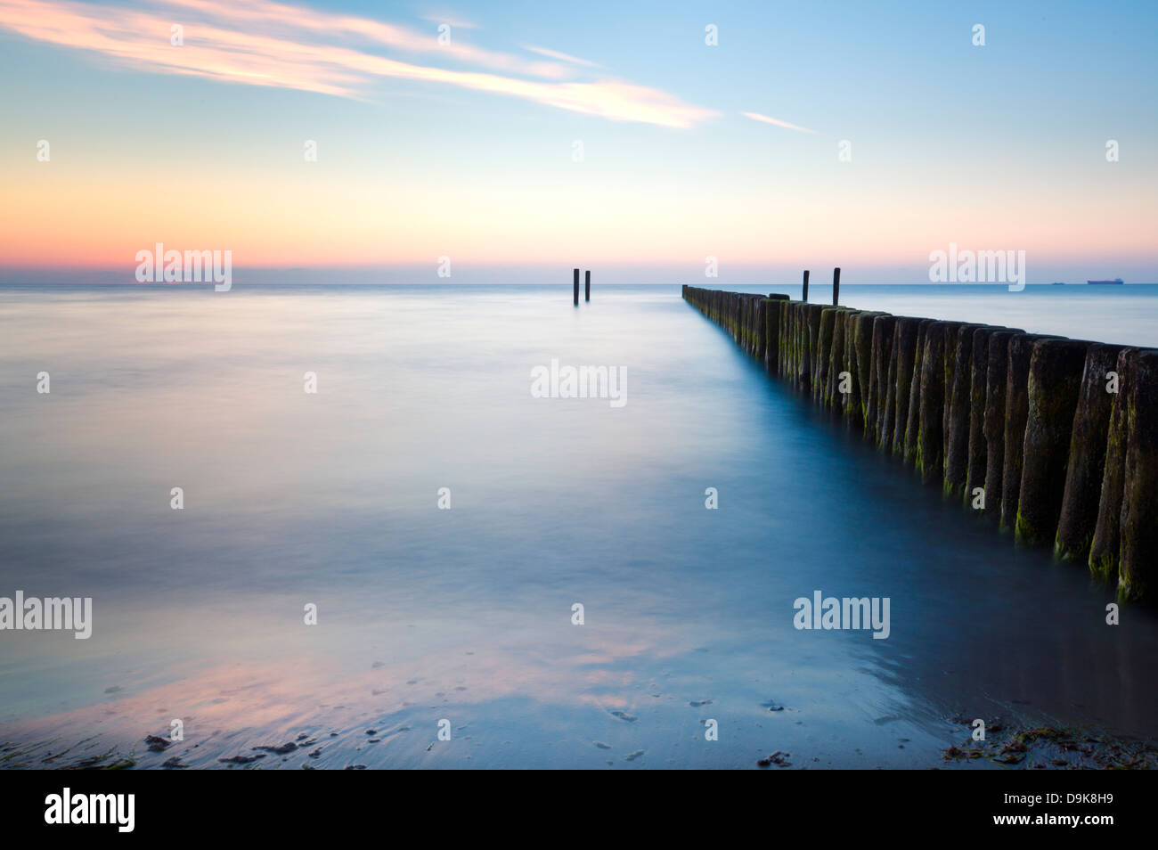 Una lunga esposizione colpo di frangiflutti a costa del Mar Baltico al tramonto Foto Stock Una lunga esposizione colpo di frangiflutti a costa del Mar Baltico al tramonto Foto Stock