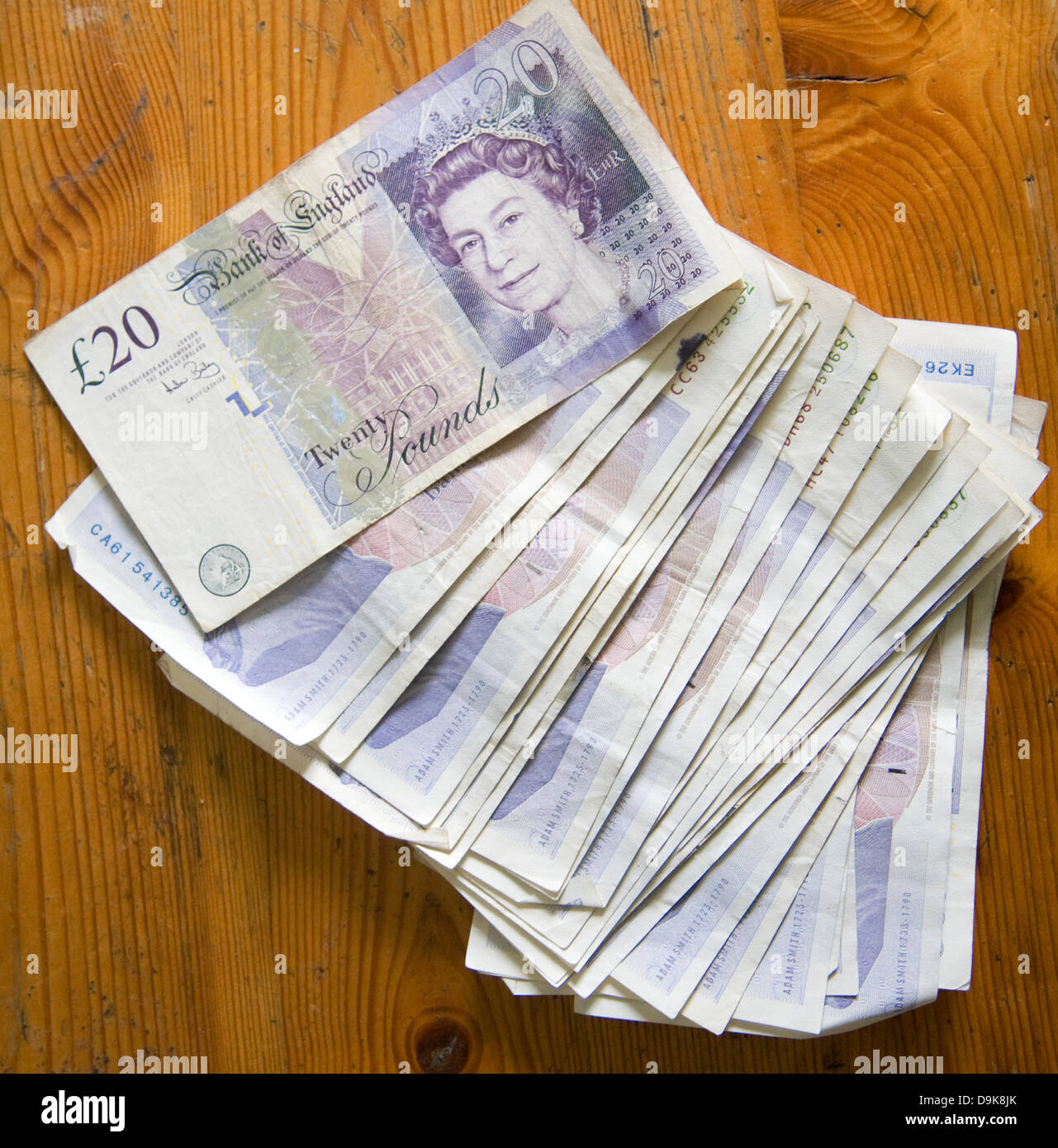 Venti pound note sul tavolo guardando verso il basso Foto Stock