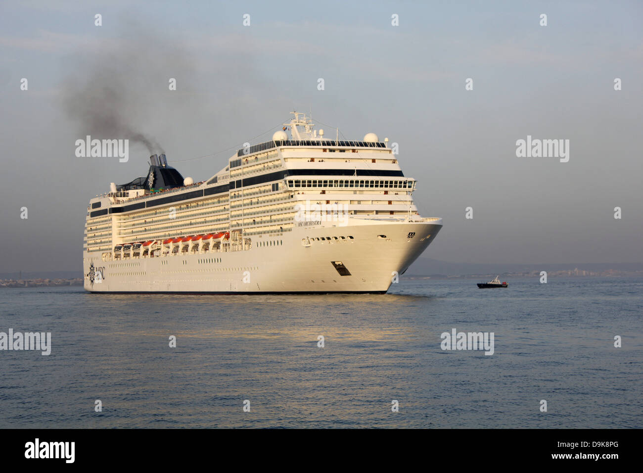 MSC Crociere nave da crociera "MSC Orchestra" (293.8 metri) - entrando in porto a tardo pomeriggio / sera presto - Porto di Palma Foto Stock