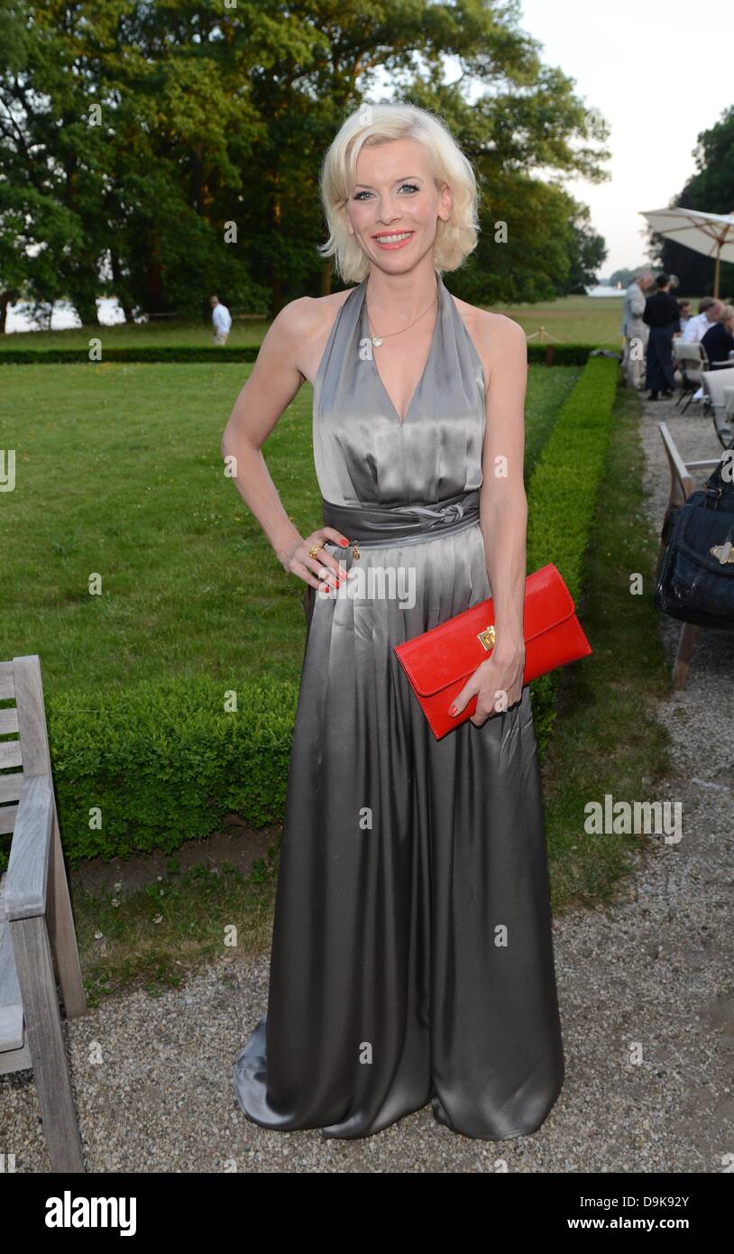 L'attrice Eva Habermann arriva a un soiree per la preselezione dell'International Emmy Award, il più importante premio televisivo della TV internazionale dell'industria, a Villa Borsig di Berlino, Germania, 18 giugno 2013. Foto: Jens Kalaene Foto Stock