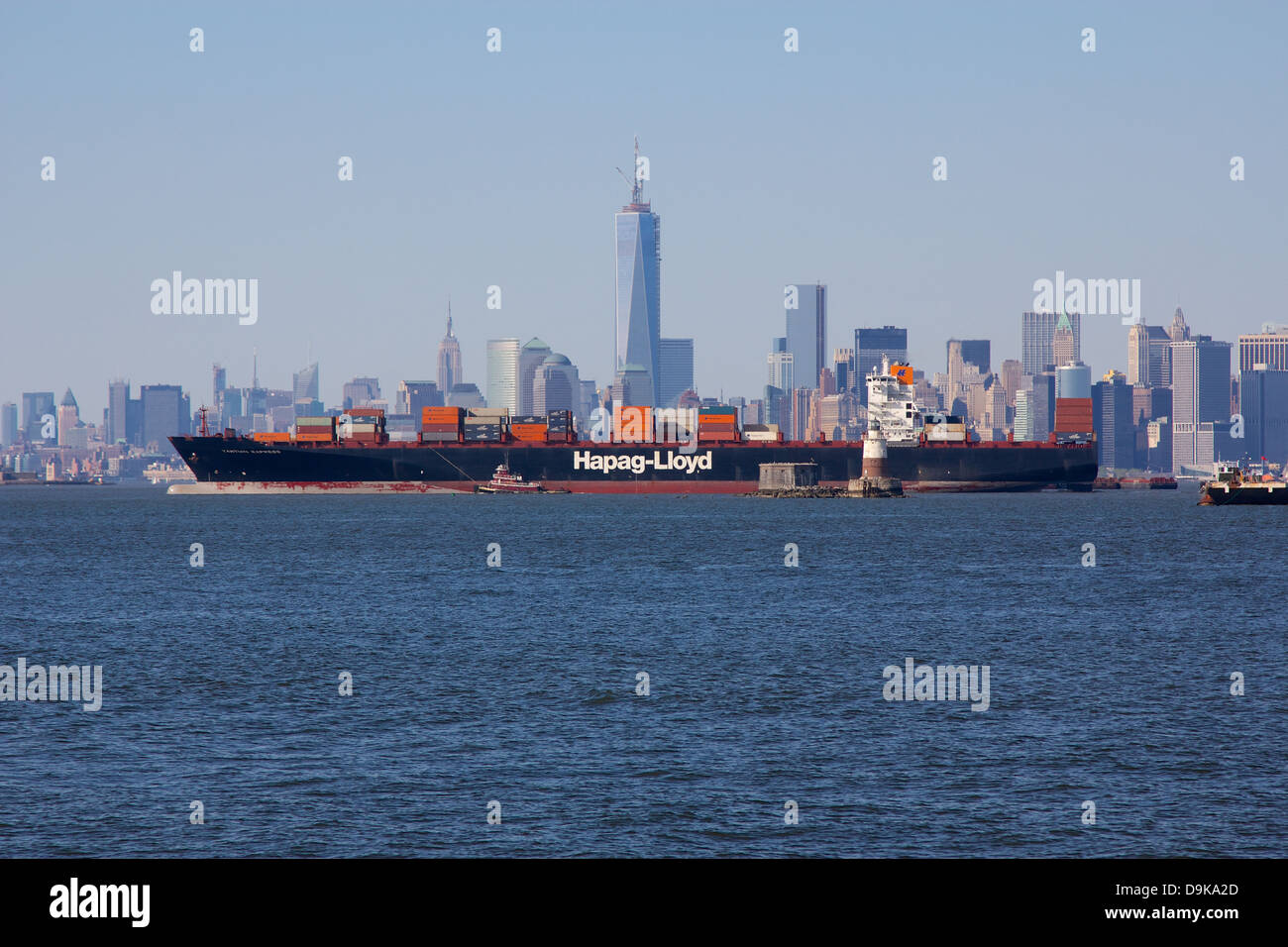 Contenitore freighter Yantian Express che passa attraverso il porto di New York. Foto Stock