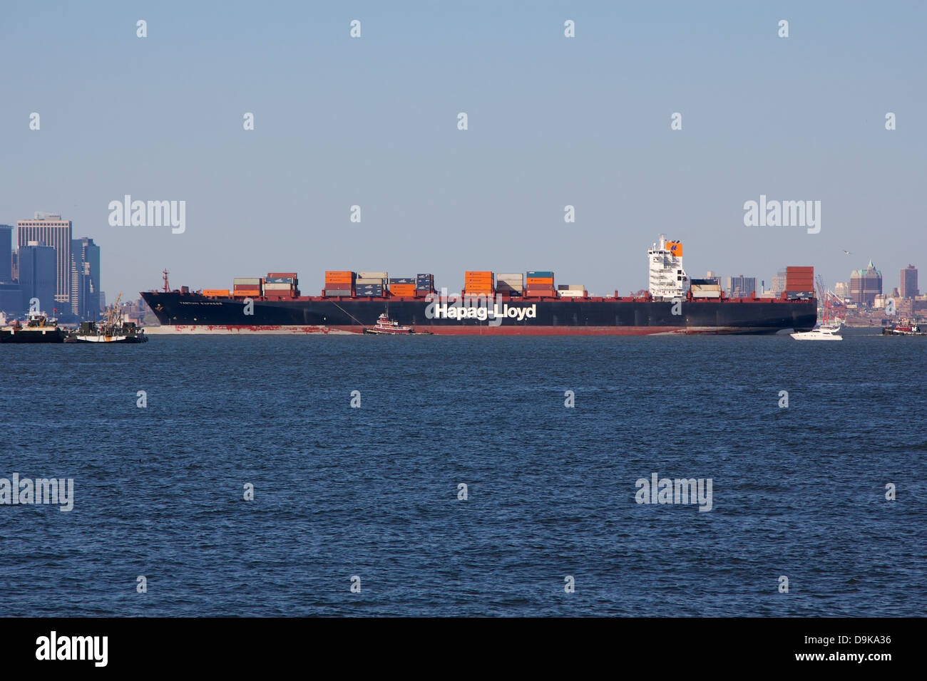 Contenitore freighter Yantian Express che passa attraverso il porto di New York. Foto Stock