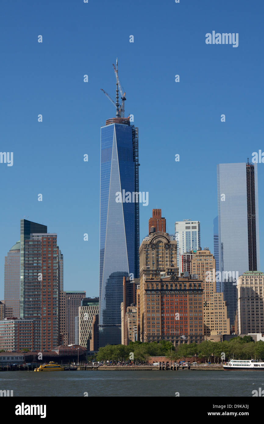 Il Word Trade Center construction set contro un cielo blu chiaro il 27 maggio 2013 a New York, NY, STATI UNITI D'AMERICA. Foto Stock