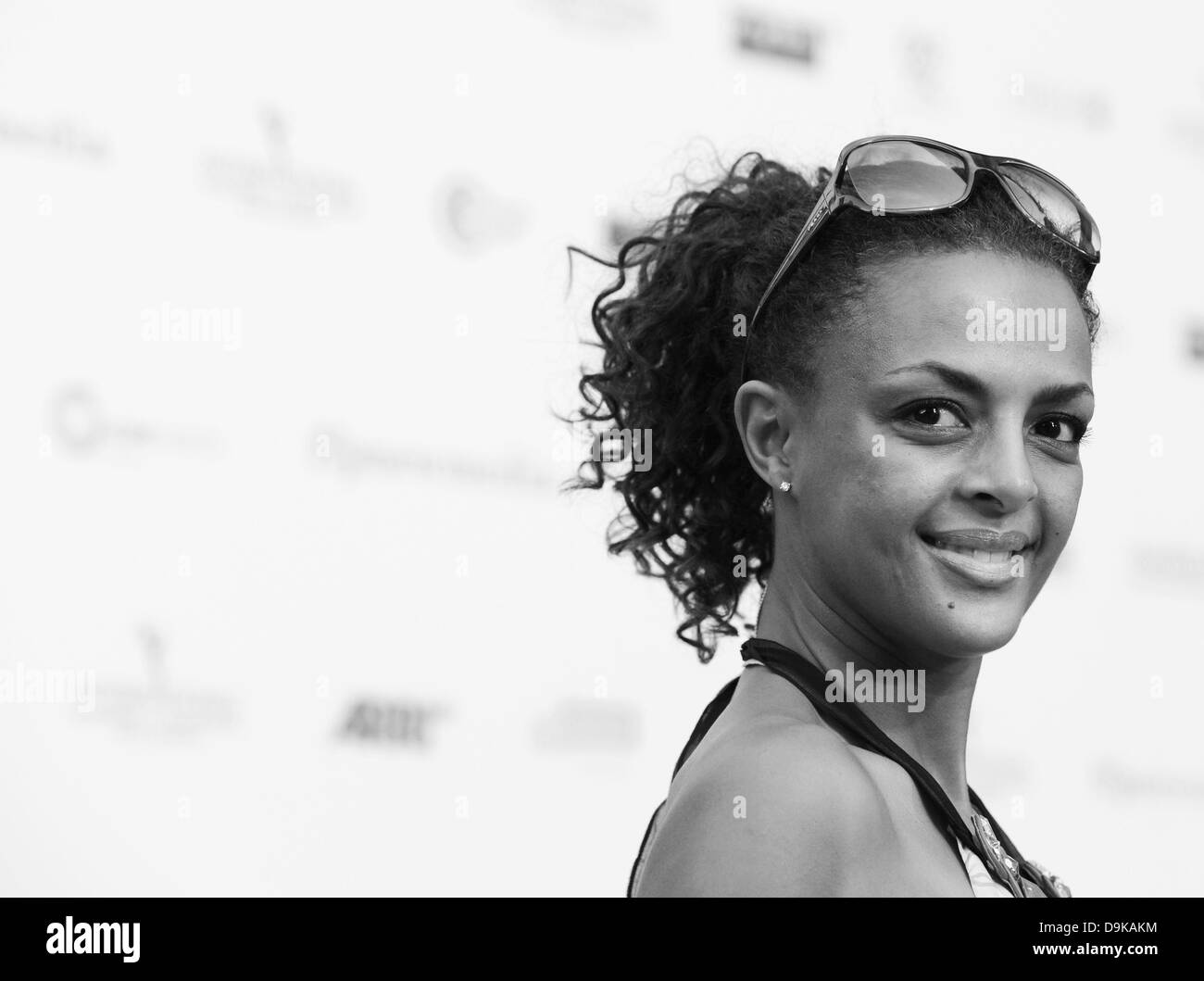 L'attrice Dennenesch Zoude arriva a un soiree per la preselezione dell'International Emmy Award, il più importante premio televisivo della TV internazionale dell'industria, a Villa Borsig di Berlino, Germania, 18 giugno 2013. Foto: Jens Kalaene Foto Stock