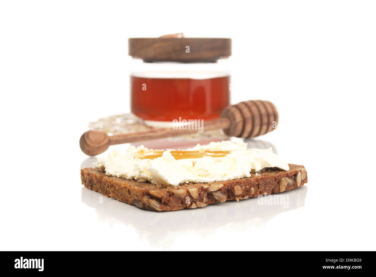 Pane con crema di formaggio e miele di bosco, pane con formaggio e fiori di bosco miele Foto Stock