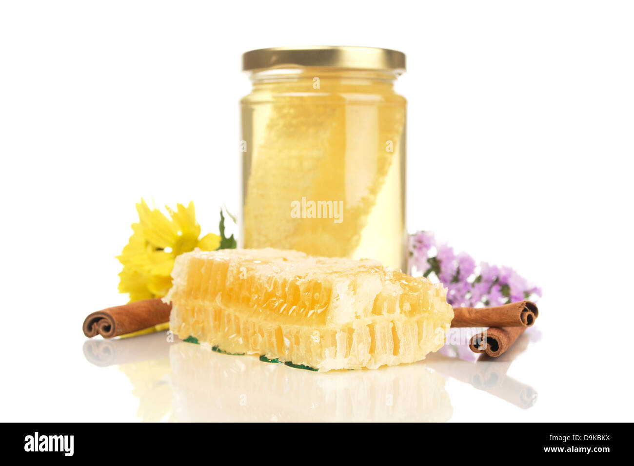 Miele di favo con nido e bastoncini di cannella, nido e pettine con bastoncini di cannella Foto Stock