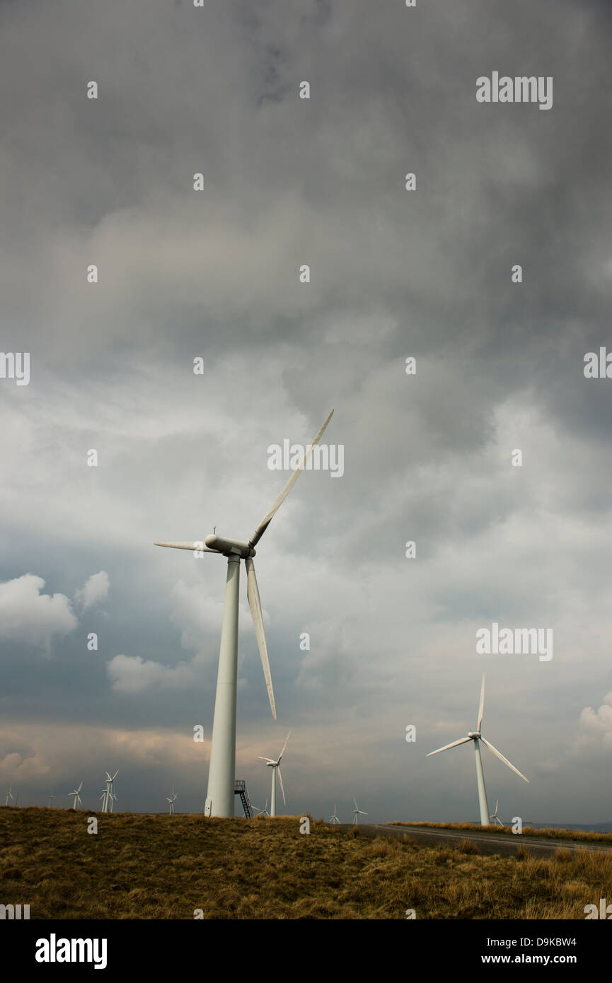 Nuvole scure su Carno wind farm, Powys, Mid Wales, Regno Unito Foto Stock