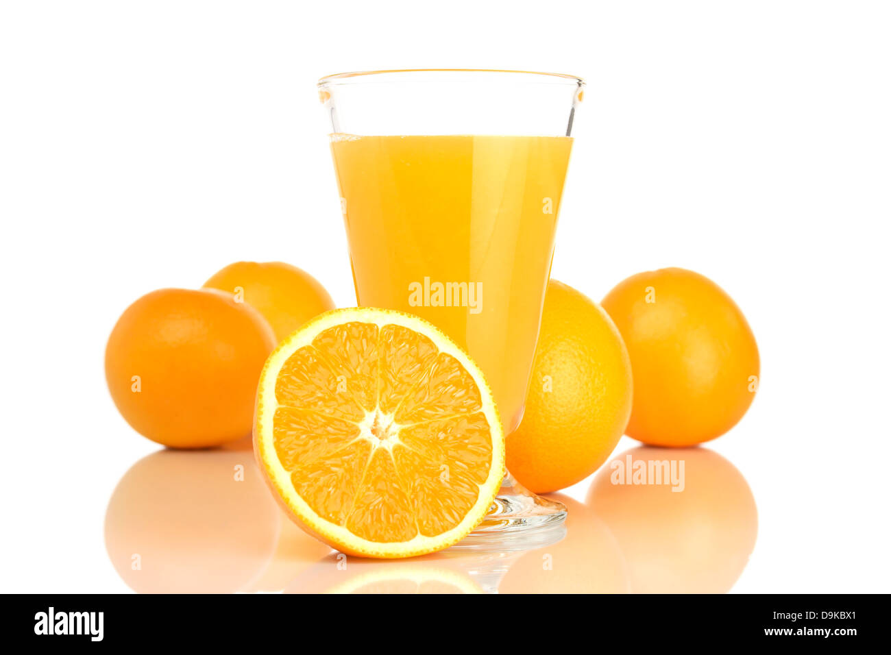 Vetro con succo di arancia e arance, Vetro con succo di arancia e arance Foto Stock