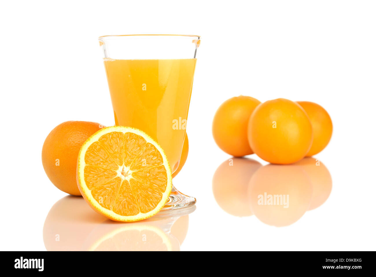 Vetro con succo di arancia e arance, Vetro con succo di arancia e arance Foto Stock