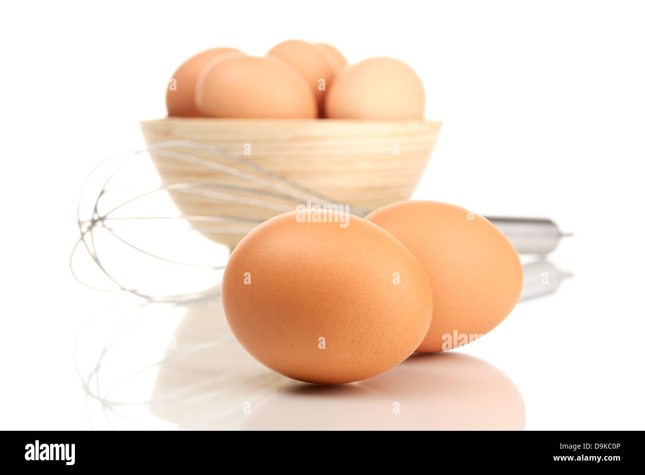 Schussel con uova e una frusta, Bowling con uova e una frusta Foto Stock