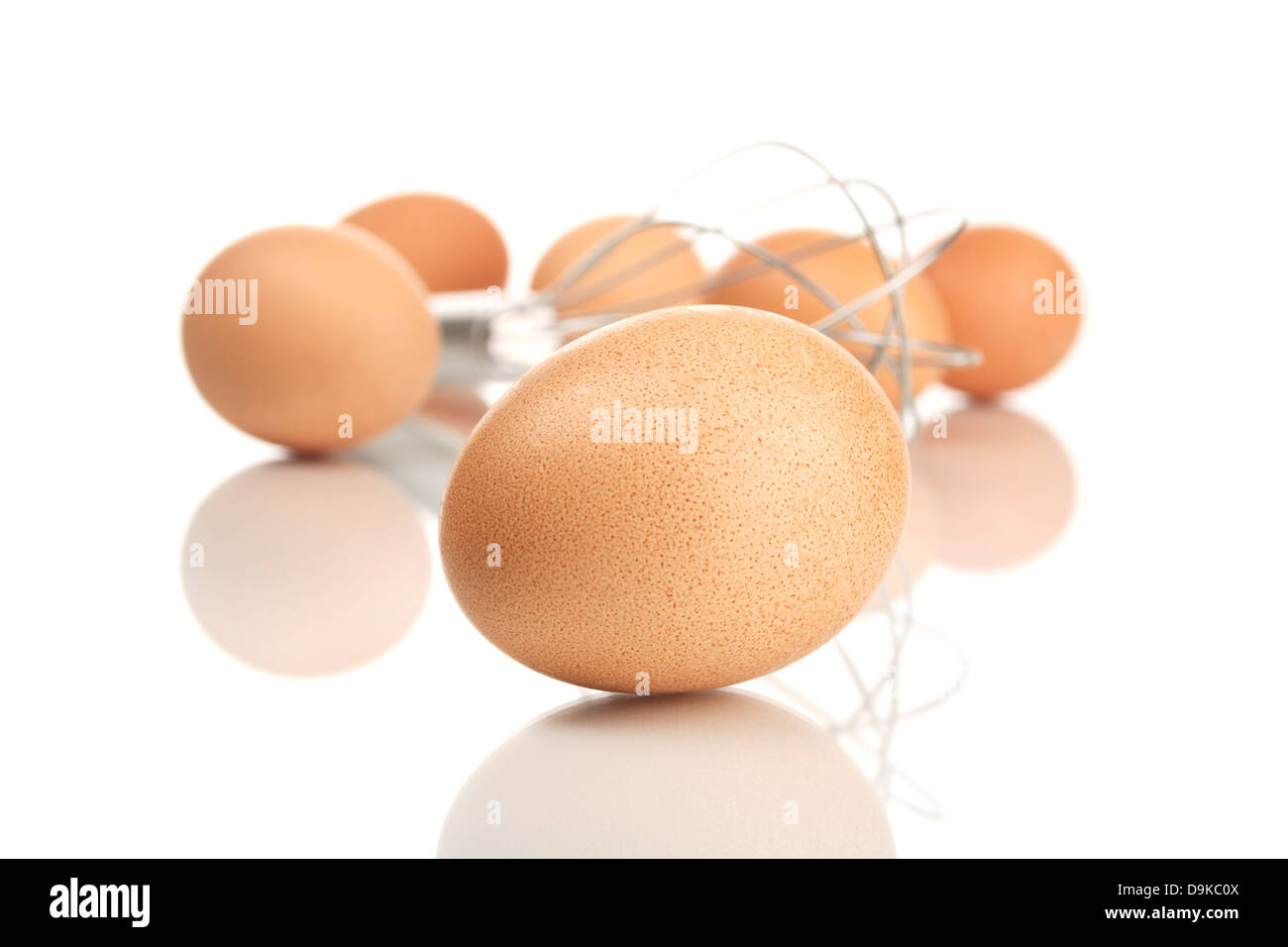 Uova e accompagna, le uova e mescolare con una frusta Foto Stock