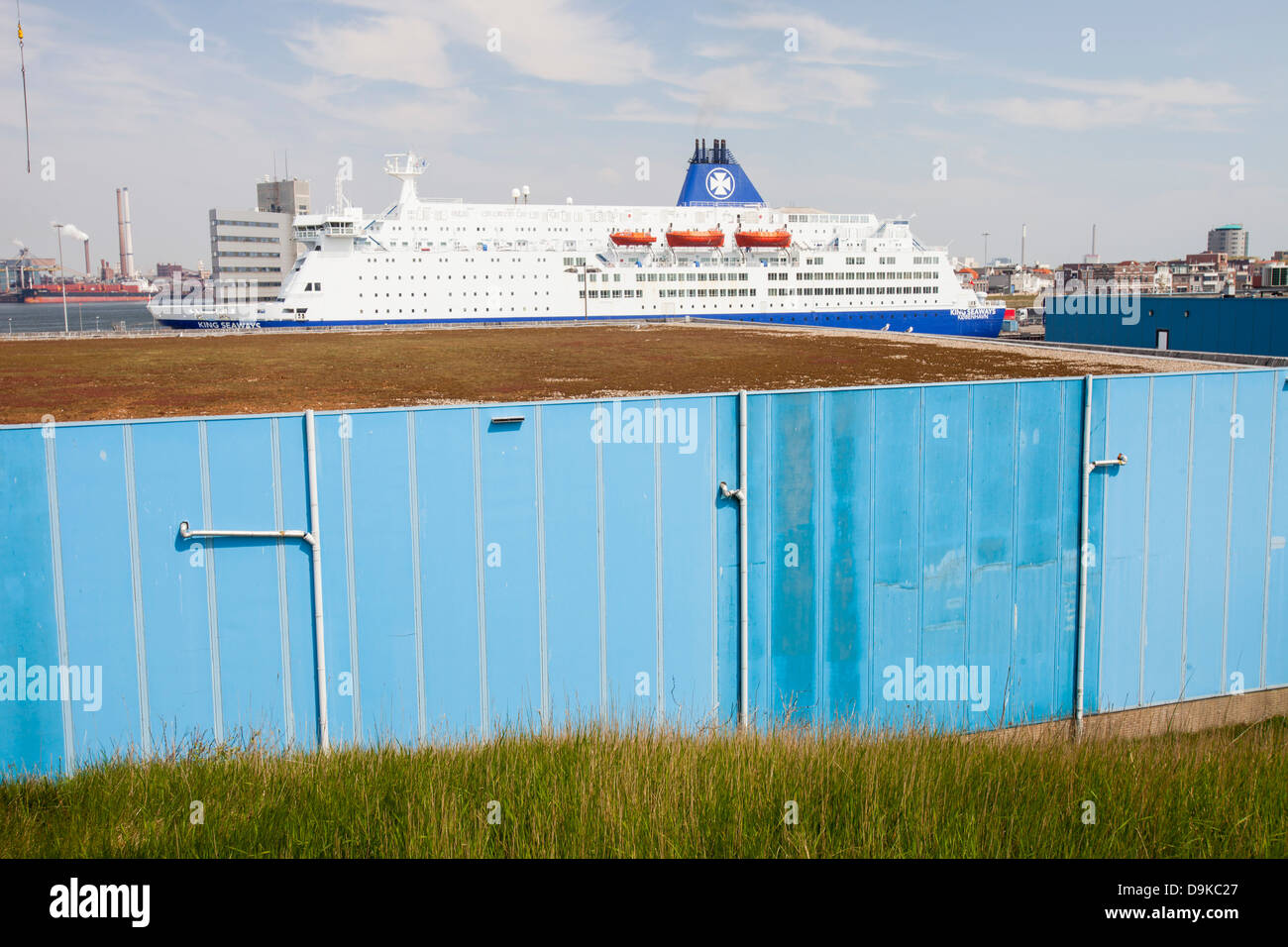 Un DFDS, Newcastle/Amsterdam ferry in Ijmuiden porta con un tetto verde magazzino, Paesi Bassi. Foto Stock