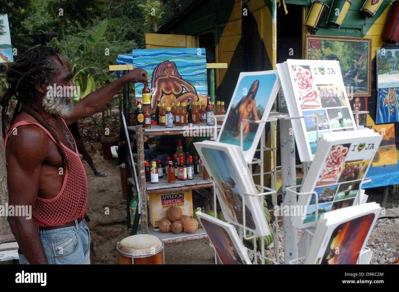 Rastafari uomo che vendono souvenir a Negril Down Town, Giamaica Foto Stock