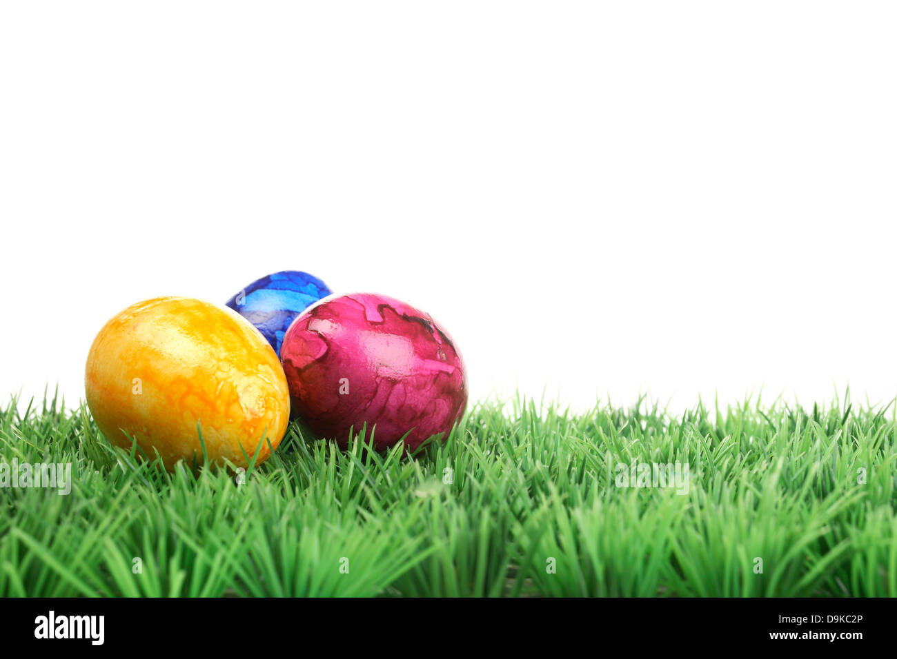 Colorate le uova di Pasqua sul prato, colorate le uova di Pasqua di erba Foto Stock