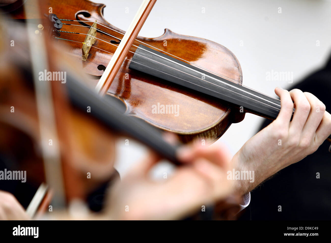 Persona che suona un violino immagini e fotografie stock ad alta