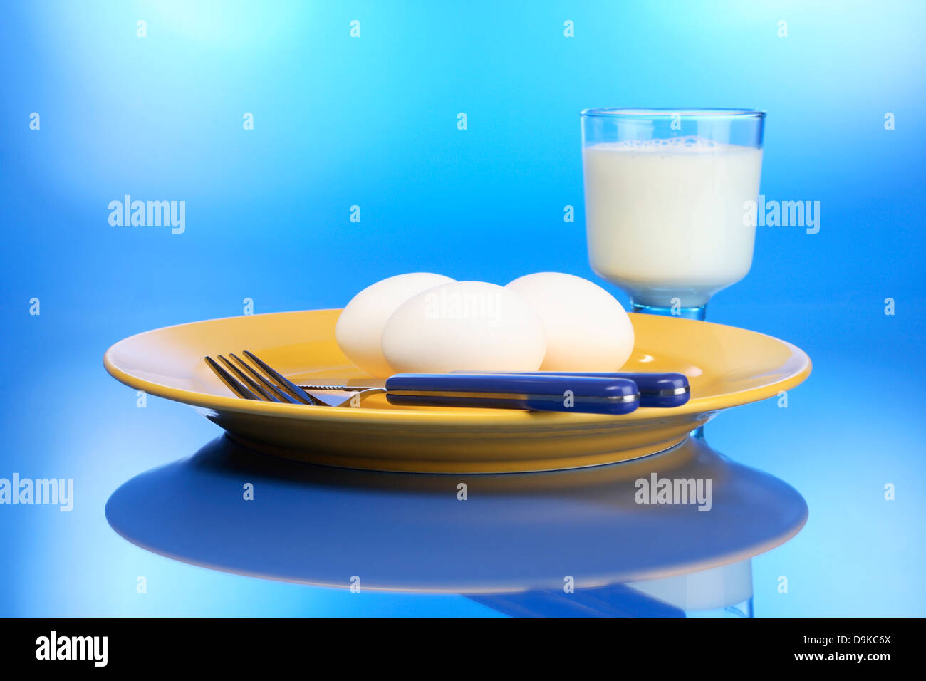 Piastra, posate, le uova e il latte, piatti, posate, Harrow e latte Foto Stock