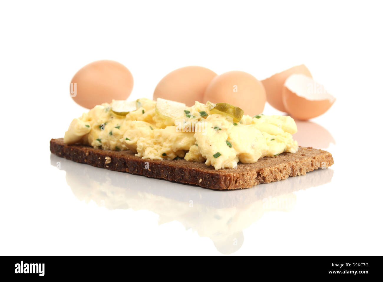 Pane marrone con uova strapazzate, Marrone con pane e uova strapazzate Foto Stock