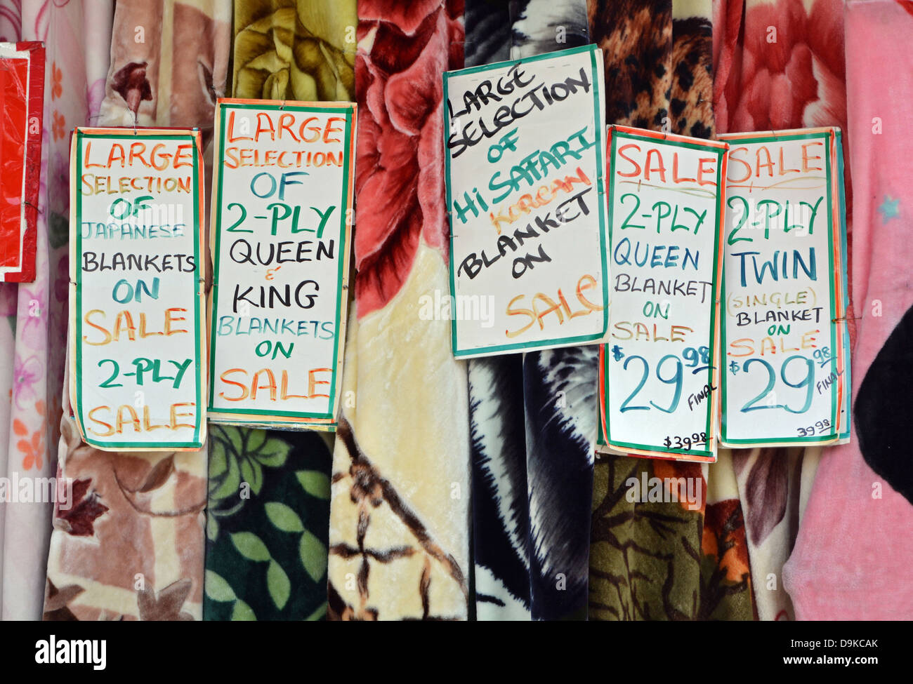 Coperte per la vendita in un negozio di tessuti in Jackson Heights, un quartiere indiano di Queens New York Foto Stock