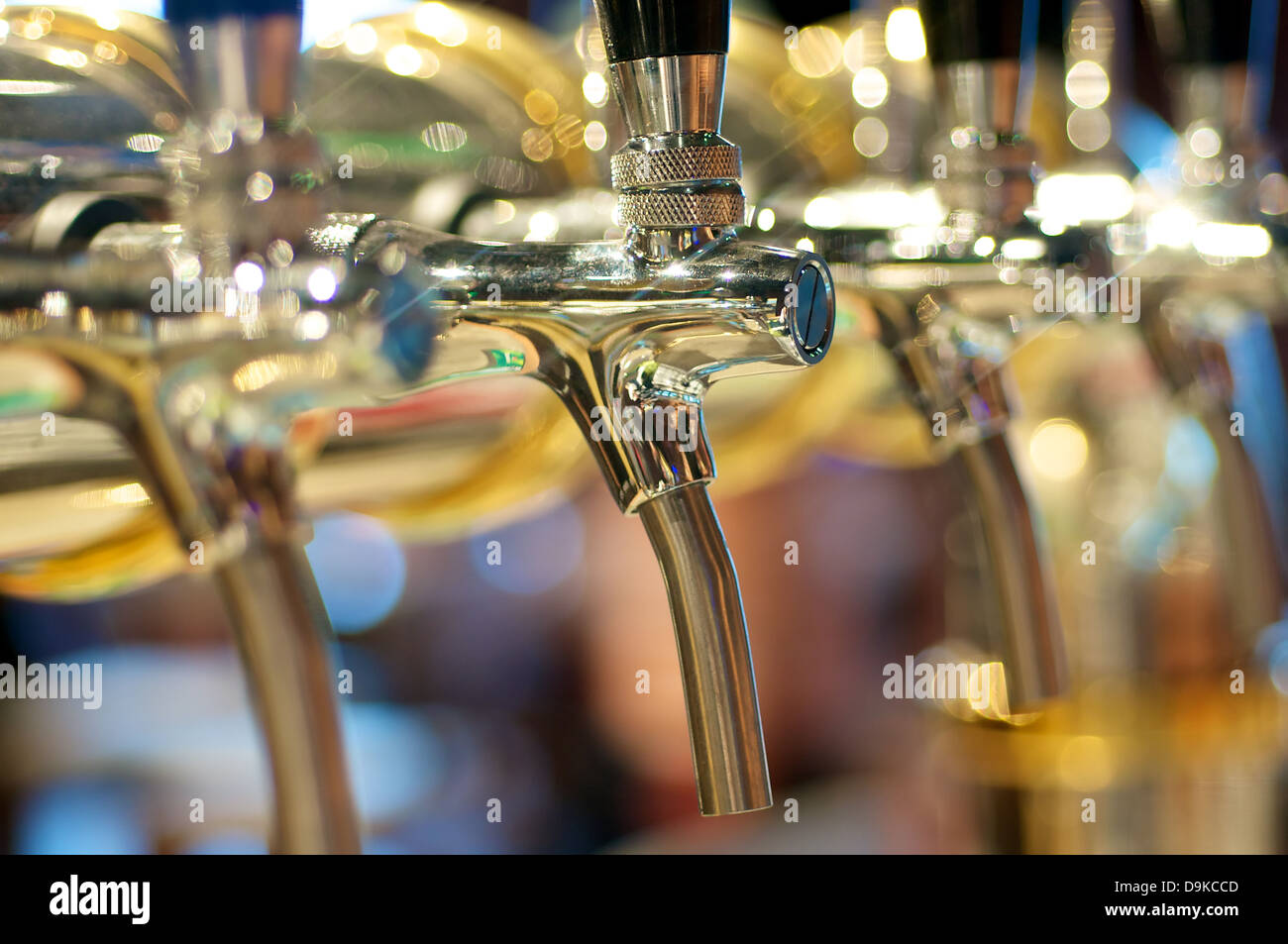 Rubinetti di birra in una riga Foto Stock