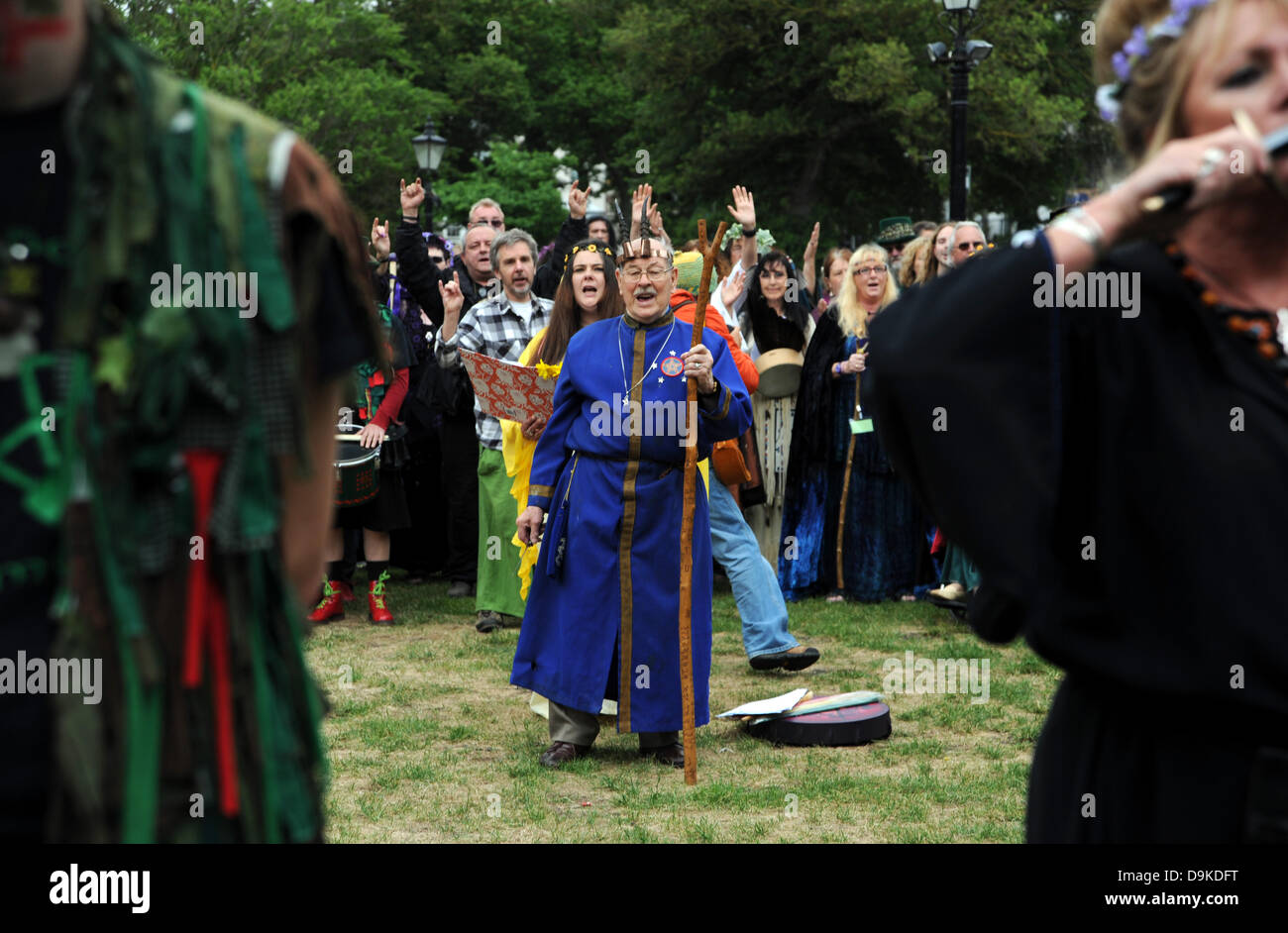 Centinaia di pagani riuniti oggi a mezzogiorno del solstizio d'estate in Old Steine Brighton per celebrare il solstizio d'estate Foto Stock