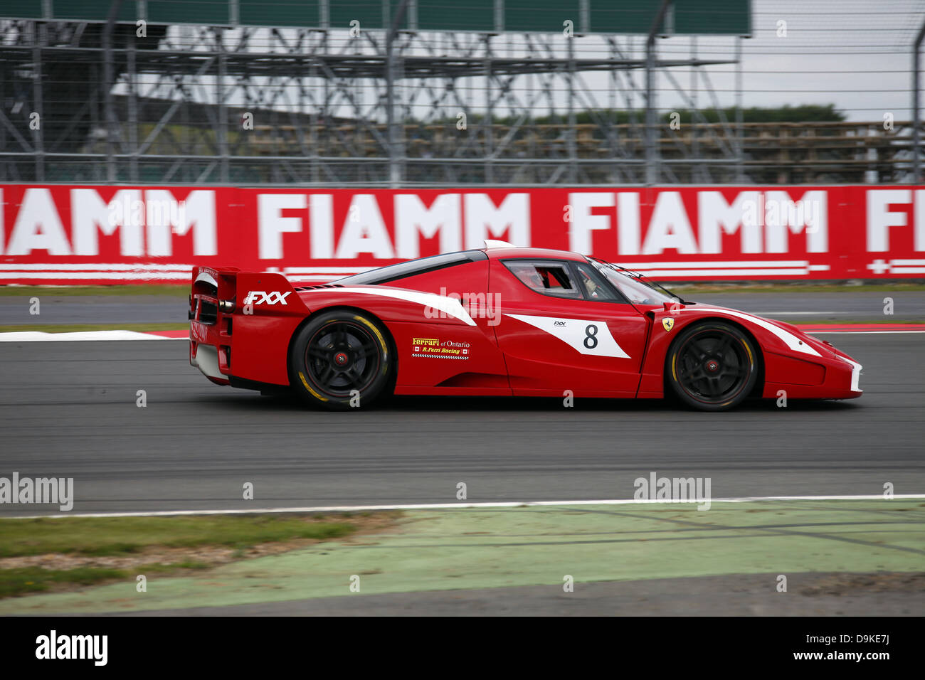 Rosso Ferrari FXX vettura n. 8 circuito di Silverstone circuito di Silverstone SILVERSTONE INGHILTERRA 16 Settembre 2012 Foto Stock