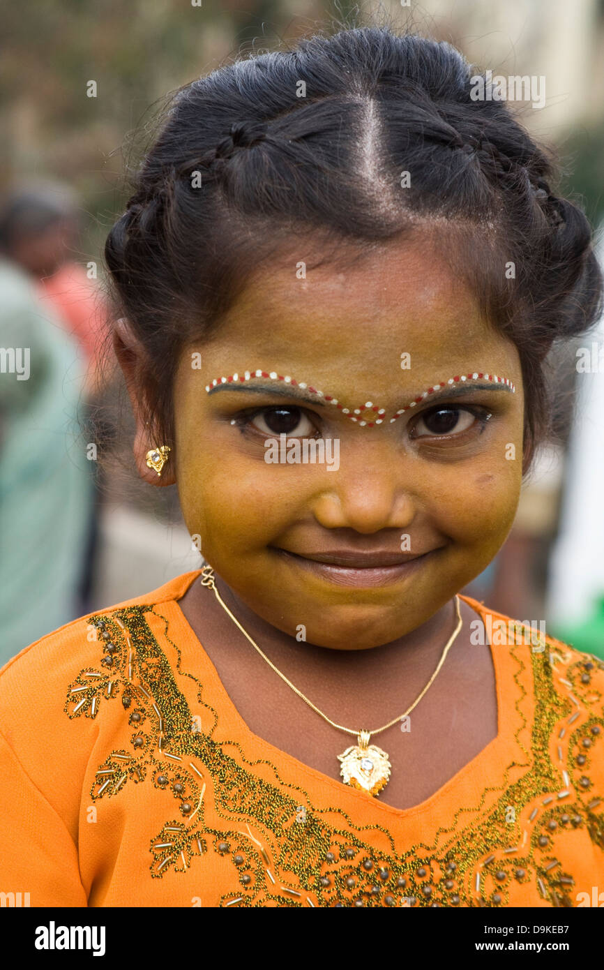 Asia, India, nello Stato del Tamil Nadu, Vellore, Ritratto di una ragazza indiana con la pittura tradizionale Foto Stock