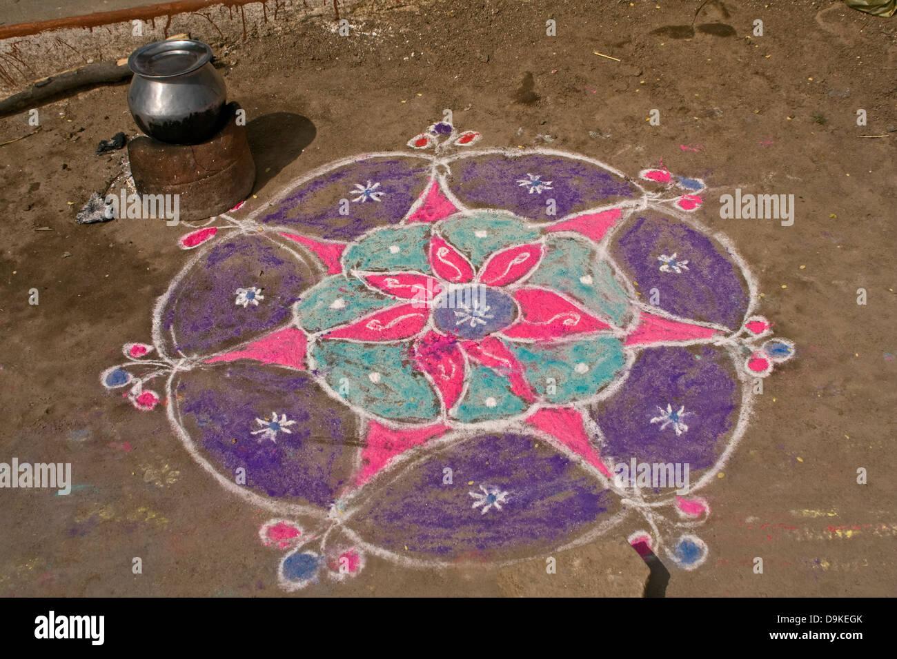 Asia, India, nello Stato del Tamil Nadu, Kanchipuram, disegno tradizionale a fronte di un ingresso di casa Foto Stock