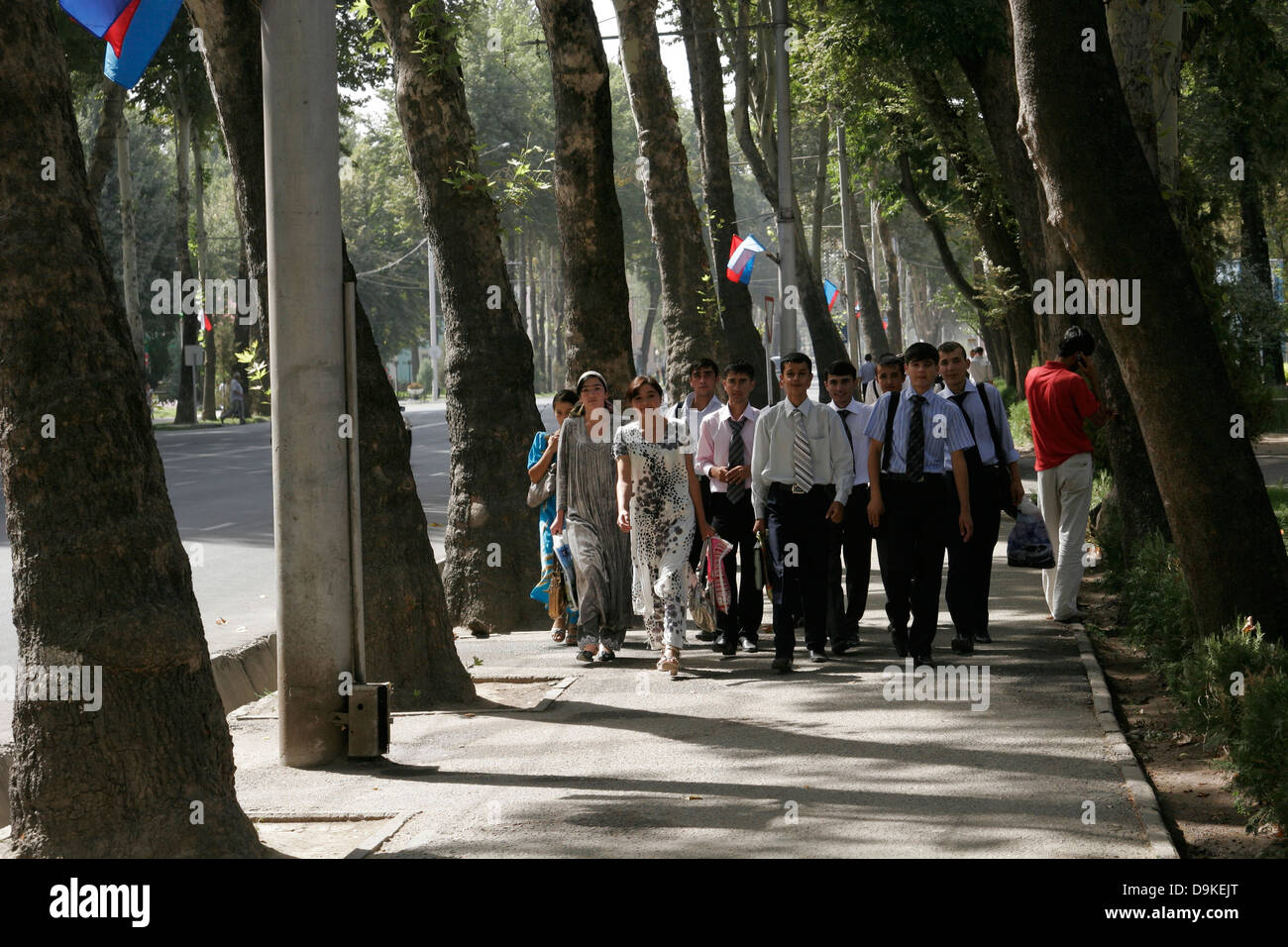 Un gruppo di giovani pepole tagiko sulla strada di Dushanbe, in Tagikistan, in Asia centrale Foto Stock