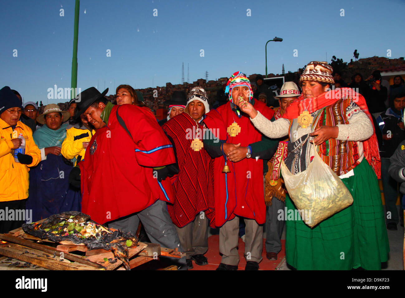 LA PAZ, Bolivia, 21 giugno. Una femmina di Aymara amauta o leader spirituale getta le offerte di foglie di coca su un unstarted fuoco durante un evento da celebrare l aymara Anno Nuovo o Willka Kuti (anche il solstizio d'inverno). Sunrise segna l inizio del nuovo anno (5521 in Aymara calendario). Credito: James Brunker / Alamy Live News Foto Stock