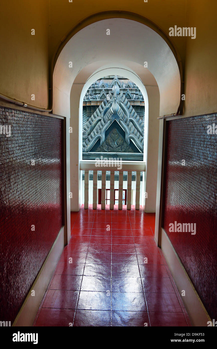 Corridoio, arco e arco in Wat Ratchanatdaram Tempio di Bangkok, Tailandia Foto Stock